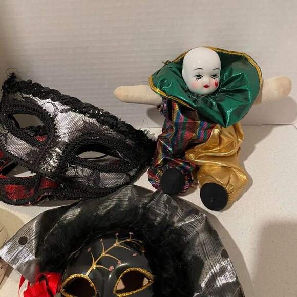 VTG Y2K Mardi Gras 6 PC Lot Masquerade Masks & Harlequin Pierrot Jester Dolls - Picture 7 of 14